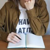 気にしすぎる性格に悩む女性が一人で考え込んでいるイメージ