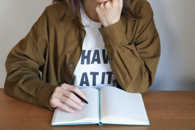 気にしすぎる性格に悩む女性が一人で考え込んでいるイメージ