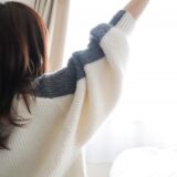 朝の光を浴びながら穏やかな気持ちを取り戻す女性のイラスト｜自己否定から立ち直る時間