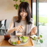 自分らしい選択をする女性が、カフェでランチを選んでいる様子。 日常の中の小さな決断が、自己肯定感を育てることを表現したイメージ。